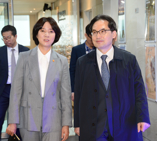 한기정(오른쪽) 공정거래위원회 위원장과 이영 중소벤처기업부 장관이 21일 서울창조경제혁신센터에서 납품단가 연동제 관련 간담회를 개최했다.    <공정거래위원회 제공>